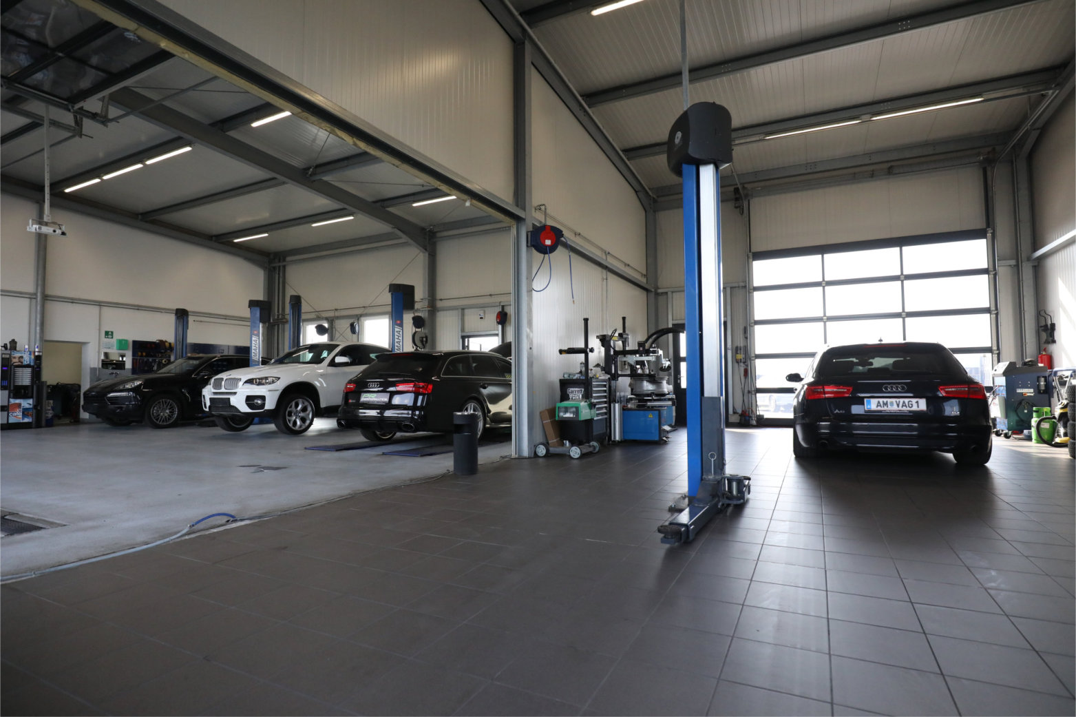 Die echte PR Performance Fachwerkstatt mit Fahrzeugen und Hebebühnen